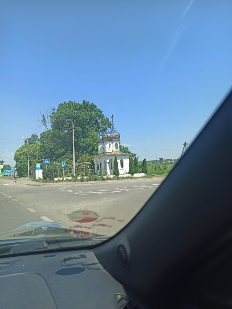 In drum spre Cernăuți - Biserică pe drum